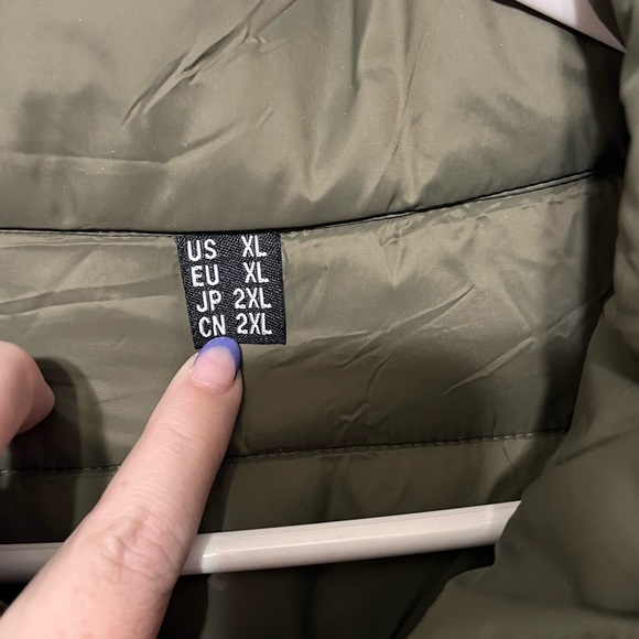 Lightweight puffer jacket new never worn - Picture 3 of 5